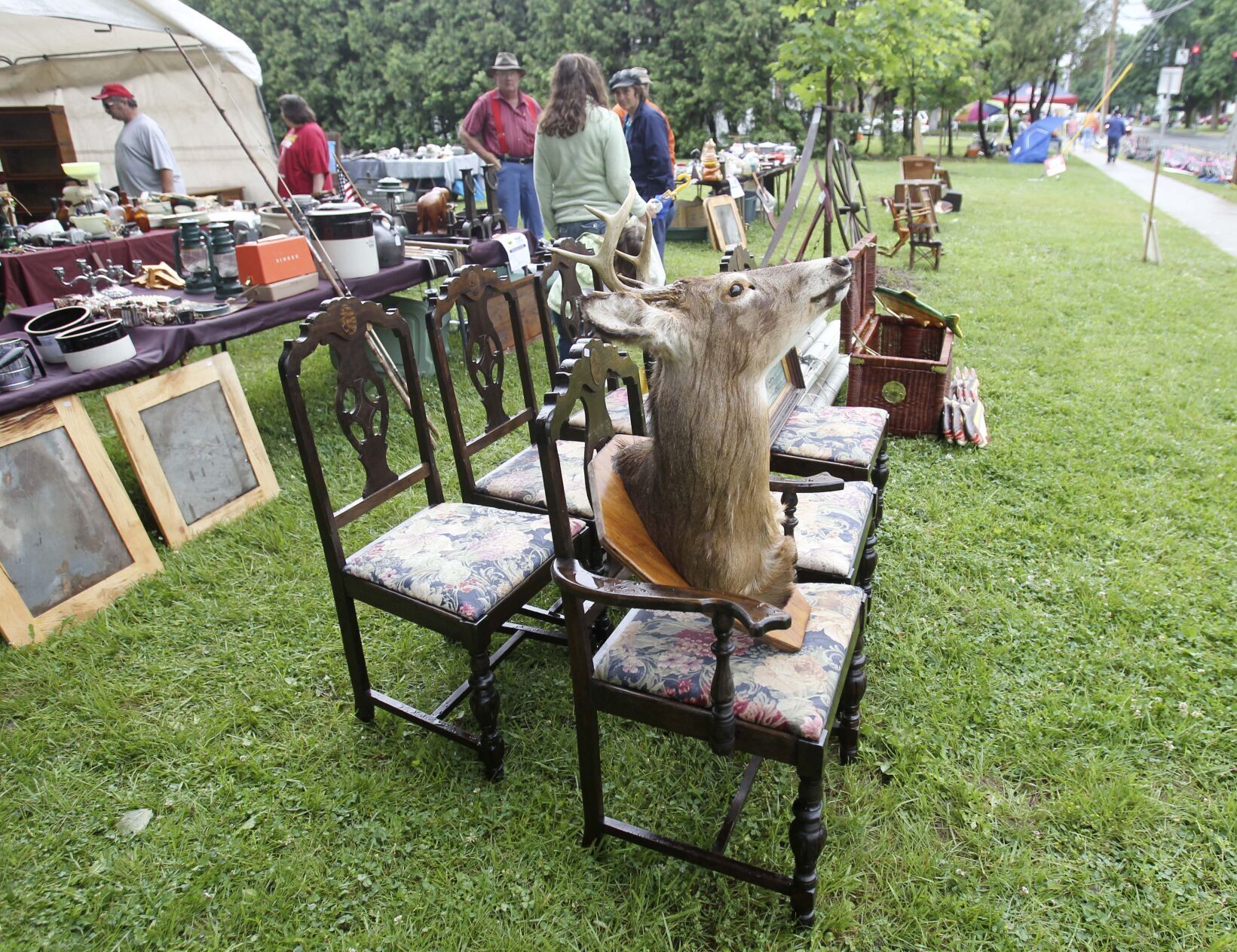 Placez de grands objets accrocheurs près de la route.